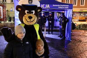 Jasielscy policjanci i maskotka na rynku miejskim