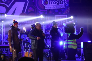 Jasielscy policjanci i maskotka na rynku miejskim