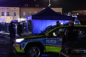 Jasielscy policjanci i maskotka na rynku miejskim