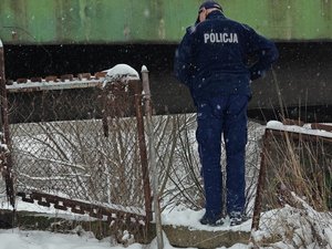 Policjant sprawdzający rejon pod mostem