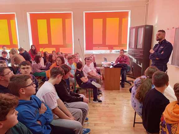 Policjanci podczas spotkania z uczniami