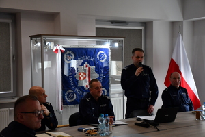 Kadra oraz zaproszeni goście podczas odprawy