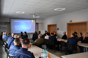 Kadra oraz zaproszeni goście podczas odprawy