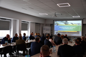 Kadra oraz zaproszeni goście podczas odprawy