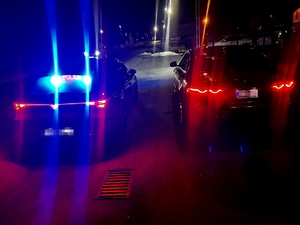 Nieoznakowany radiowóz, a obok Jaguar