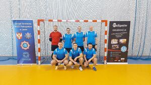 Zdjęcia z turnieju eliminacyjnego, na którym są zawodnicy i organizatorzy