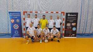 Zdjęcia z turnieju eliminacyjnego, na którym są zawodnicy i organizatorzy