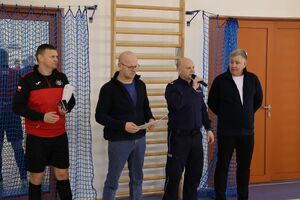 Zdjęcia z turnieju eliminacyjnego, na którym są zawodnicy i organizatorzy