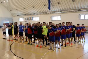 Zdjęcia z turnieju eliminacyjnego, na którym są zawodnicy i organizatorzy