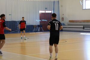 Zdjęcia z turnieju eliminacyjnego, na którym są zawodnicy i organizatorzy