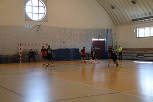 Zdjęcia z turnieju eliminacyjnego, na którym są zawodnicy i organizatorzy