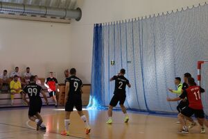 Zdjęcia z turnieju eliminacyjnego, na którym są zawodnicy i organizatorzy