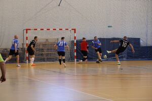 Zdjęcia z turnieju eliminacyjnego, na którym są zawodnicy i organizatorzy