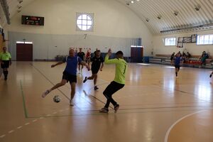 Zdjęcia z turnieju eliminacyjnego, na którym są zawodnicy i organizatorzy