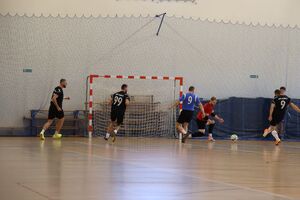 Zdjęcia z turnieju eliminacyjnego, na którym są zawodnicy i organizatorzy