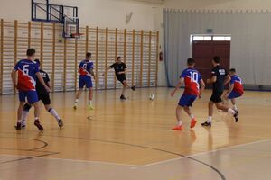 Zdjęcia z turnieju eliminacyjnego, na którym są zawodnicy i organizatorzy