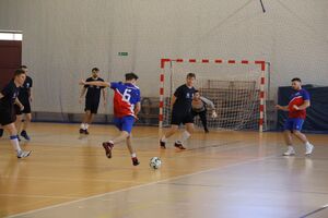 Zdjęcia z turnieju eliminacyjnego, na którym są zawodnicy i organizatorzy