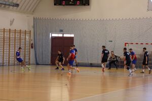 Zdjęcia z turnieju eliminacyjnego, na którym są zawodnicy i organizatorzy