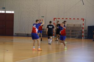 Zdjęcia z turnieju eliminacyjnego, na którym są zawodnicy i organizatorzy