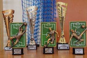 Zdjęcia z turnieju eliminacyjnego, na którym są zawodnicy i organizatorzy