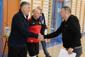 Zdjęcia z turnieju eliminacyjnego, na którym są zawodnicy i organizatorzy