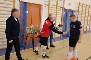 Zdjęcia z turnieju eliminacyjnego, na którym są zawodnicy i organizatorzy