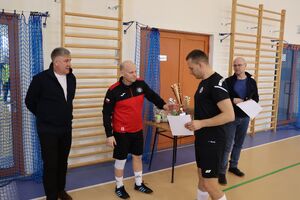 Zdjęcia z turnieju eliminacyjnego, na którym są zawodnicy i organizatorzy