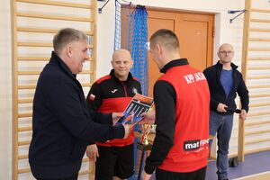 Zdjęcia z turnieju eliminacyjnego, na którym są zawodnicy i organizatorzy