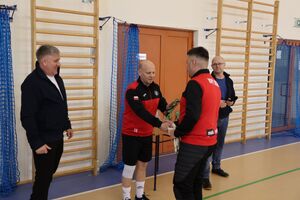 Zdjęcia z turnieju eliminacyjnego, na którym są zawodnicy i organizatorzy