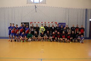 Zdjęcia z turnieju eliminacyjnego, na którym są zawodnicy i organizatorzy