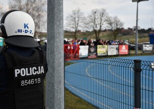 Policjanci podczas zabezpieczenia meczu w Czeluśnicy