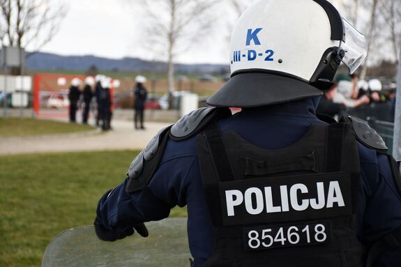 Policjanci podczas zabezpieczenia meczu w Czeluśnicy