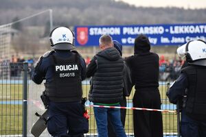 Policjanci podczas zabezpieczenia meczu w Czeluśnicy