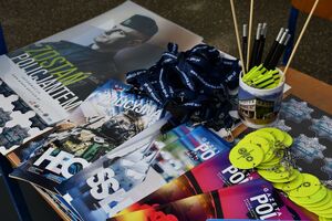 Jasielscy policjanci rozmawiający z uczniami podczas dni otwartych