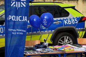 Jasielscy policjanci rozmawiający z uczniami podczas dni otwartych