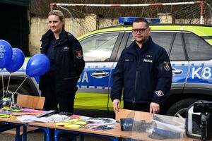 Jasielscy policjanci rozmawiający z uczniami podczas dni otwartych