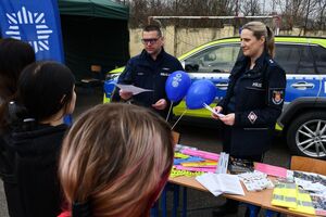 Jasielscy policjanci rozmawiający z uczniami podczas dni otwartych
