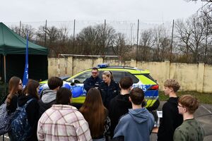 Jasielscy policjanci rozmawiający z uczniami podczas dni otwartych