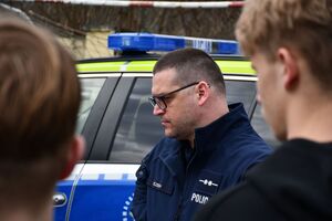 Jasielscy policjanci rozmawiający z uczniami podczas dni otwartych