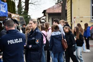 Jasielscy policjanci rozmawiający z uczniami podczas dni otwartych