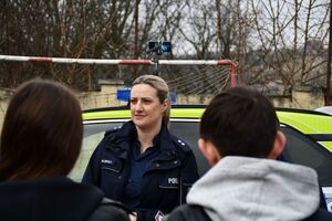 Jasielscy policjanci rozmawiający z uczniami podczas dni otwartych