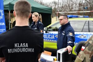 Jasielscy policjanci rozmawiający z uczniami podczas dni otwartych