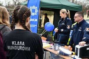 Jasielscy policjanci rozmawiający z uczniami podczas dni otwartych
