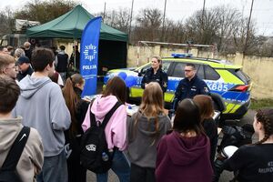 Jasielscy policjanci rozmawiający z uczniami podczas dni otwartych