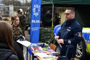 Jasielscy policjanci rozmawiający z uczniami podczas dni otwartych