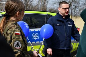 Jasielscy policjanci rozmawiający z uczniami podczas dni otwartych
