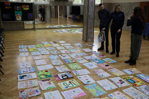 Komisja w trakcie wybierania prac