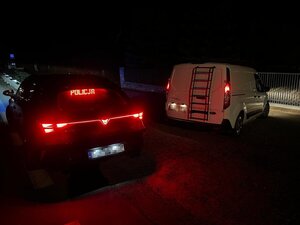 Nieoznakowany radiow&oacute;z oraz zatrzymany do kontroli drogowej Ford