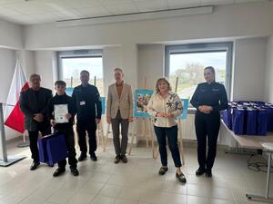 Organizatorzy oraz laureaci podczas wręczania nagród