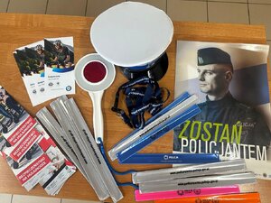 Czapka policyjna i materiały informacyjne